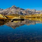 Bergsee im Herbstgold