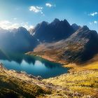 Bergsee im letzten Abendlicht - KI