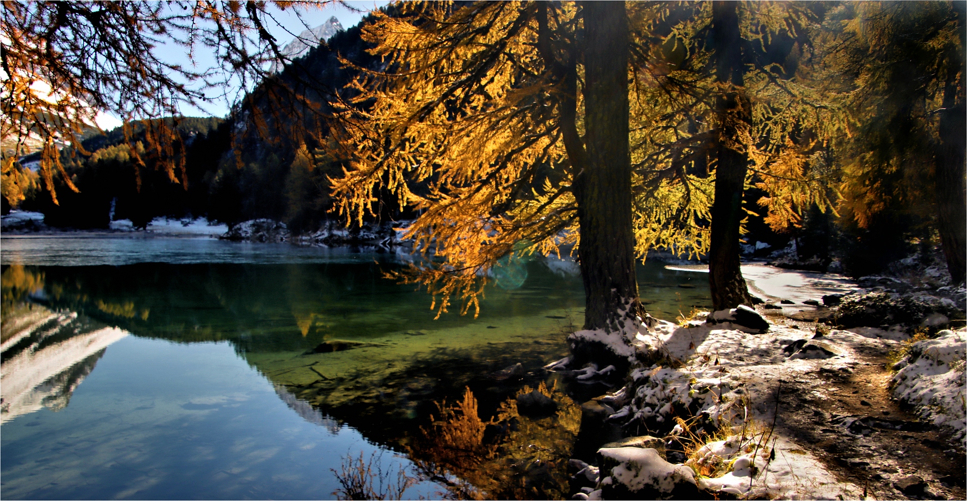 BERGSEE IM LICHT