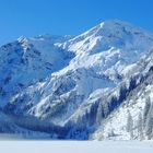 Bergsee im Winter