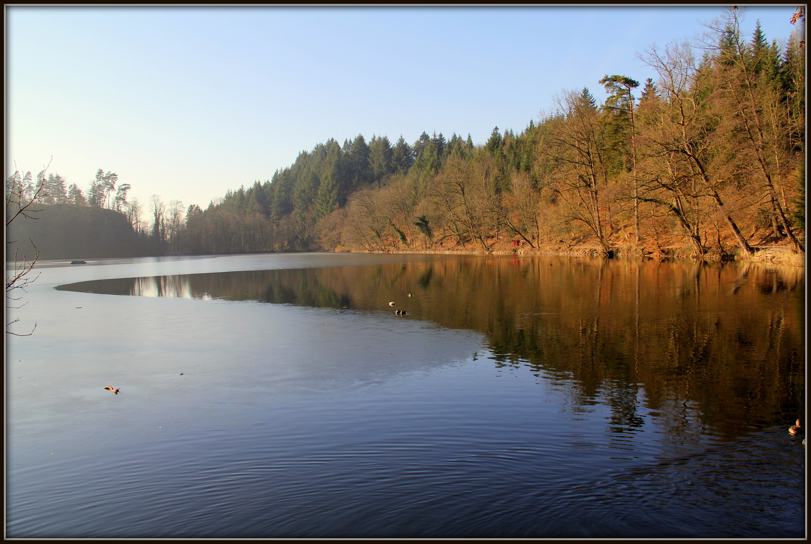 Bergsee im Winter