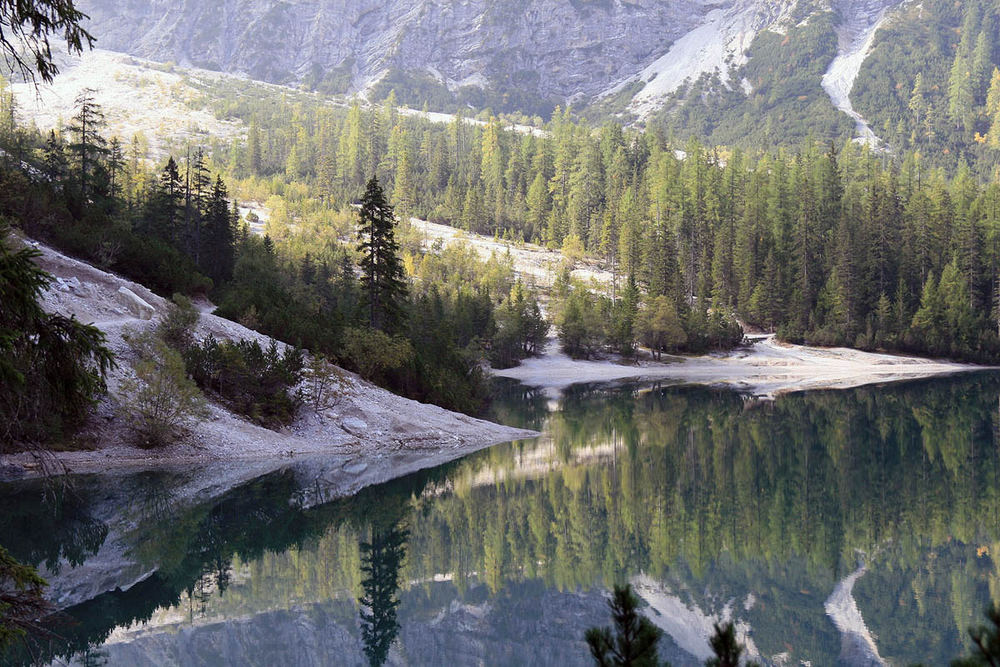 Bergsee in den Dolomiten am frühen Morgen