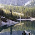 Bergsee in den Dolomiten am frühen Morgen