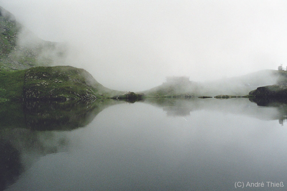 Bergsee in den Wolken