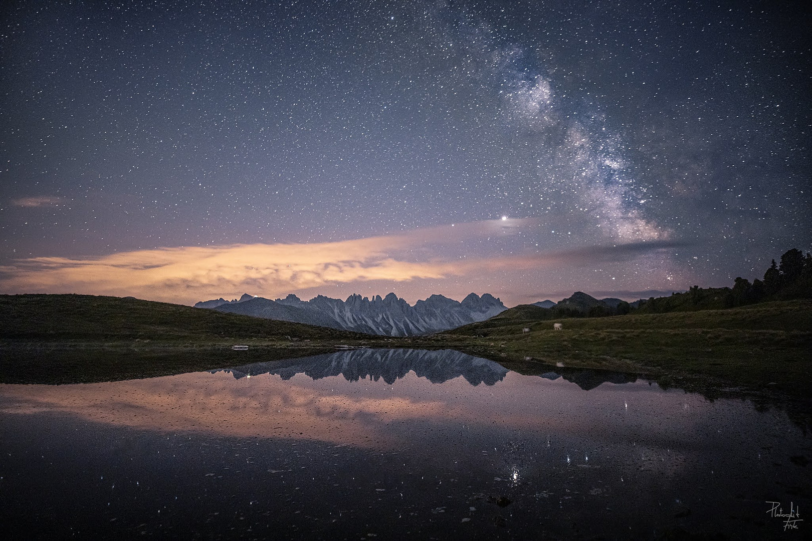 Bergsee in einer Sommernacht