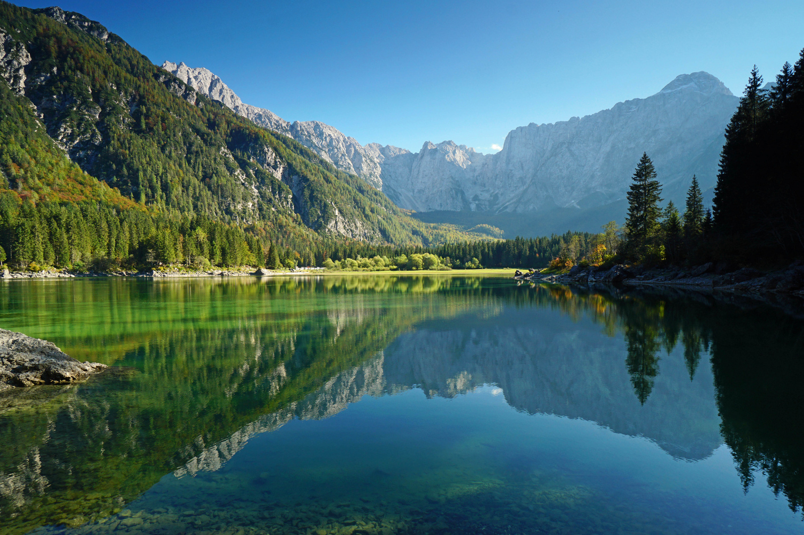 Bergsee in herbstlichem Licht