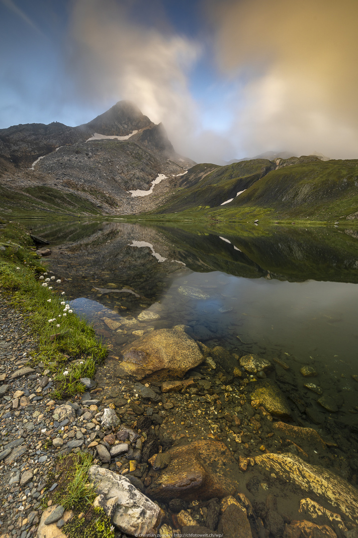 Bergsee in Morgenwolkne