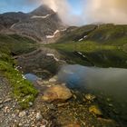 Bergsee in Morgenwolkne