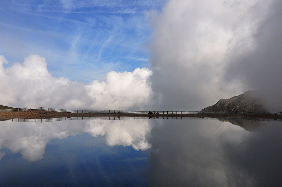 Bergsee in Wolken