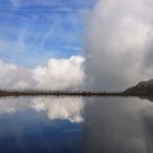 Bergsee in Wolken