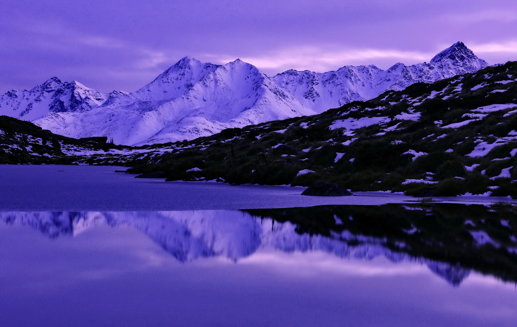 Bergsee "Lai Lung" in der Abenddämmerung