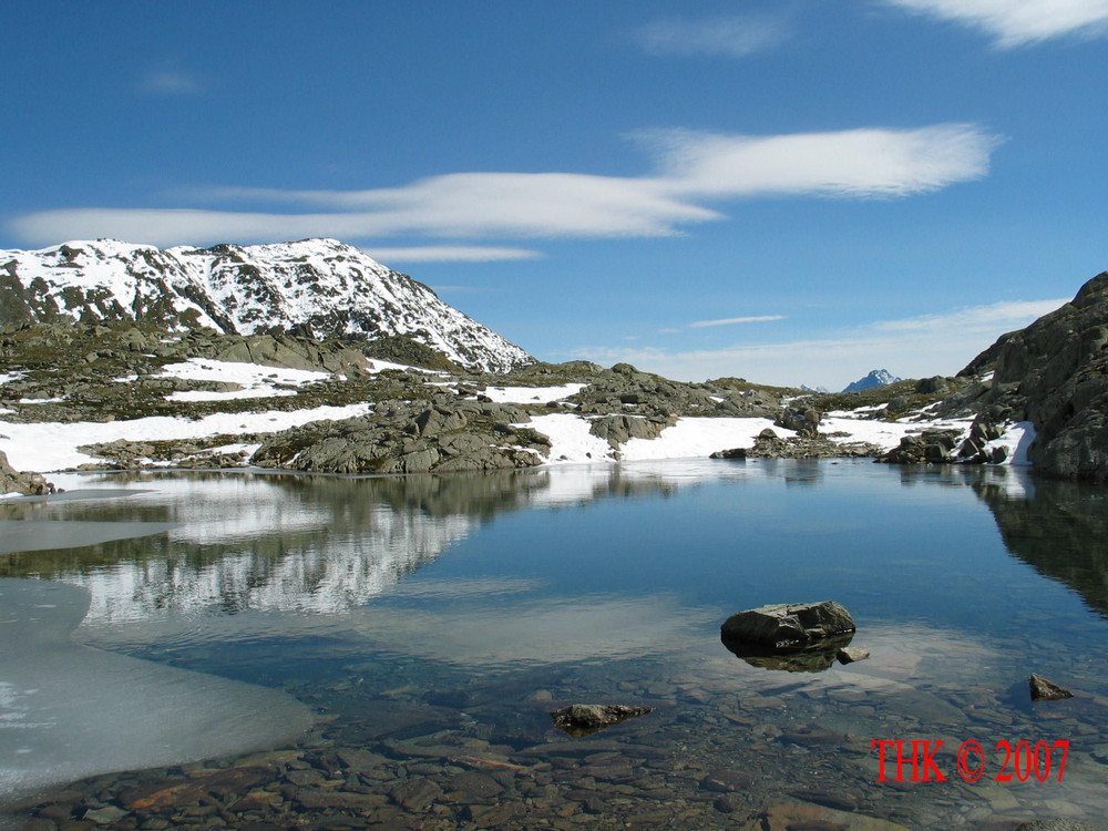 Bergsee mit dem ersten Frost