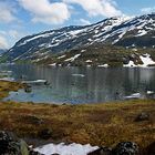 Bergsee mit Eis