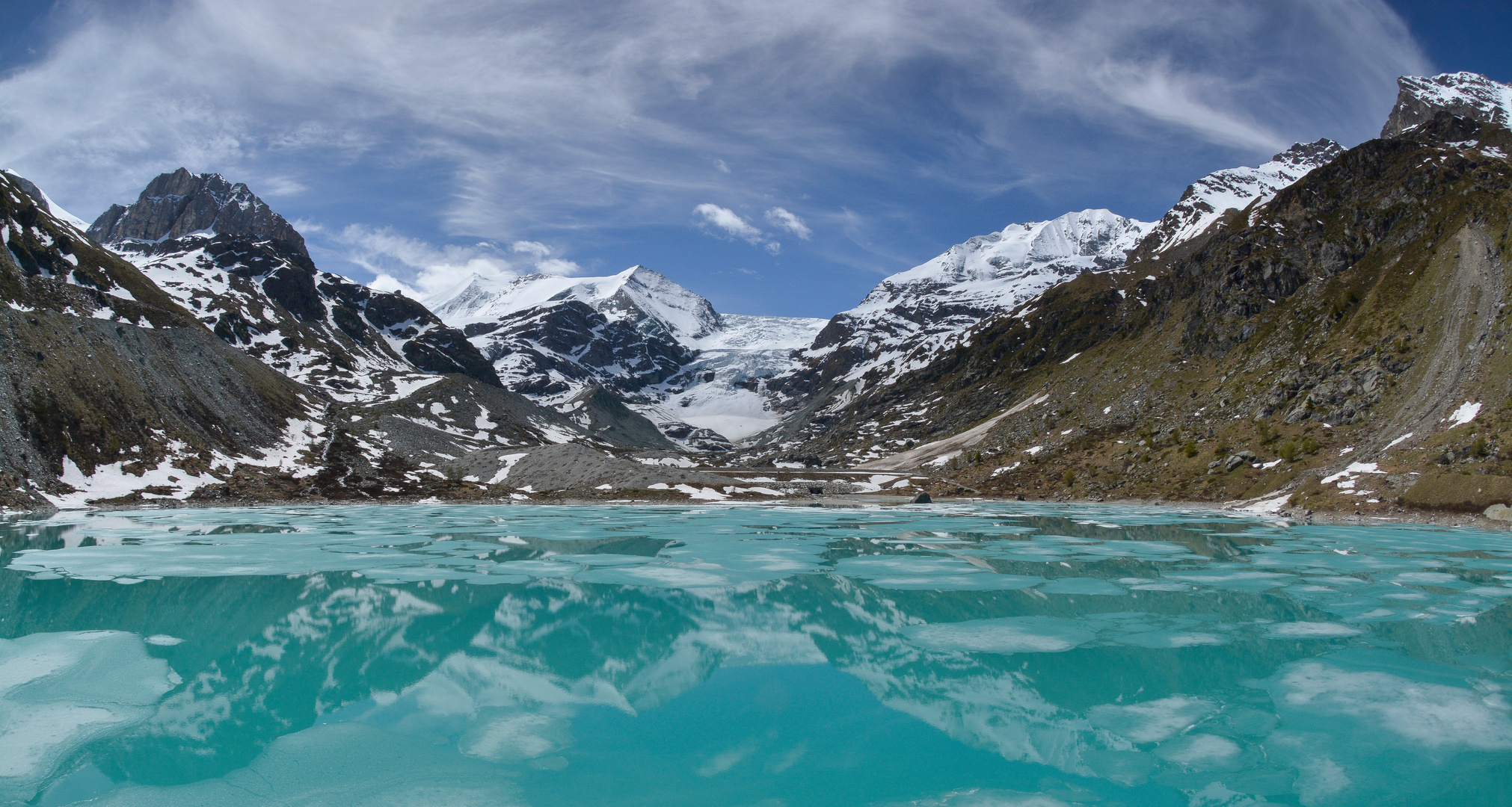 Bergsee mit Eisschollen