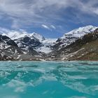 Bergsee mit Eisschollen