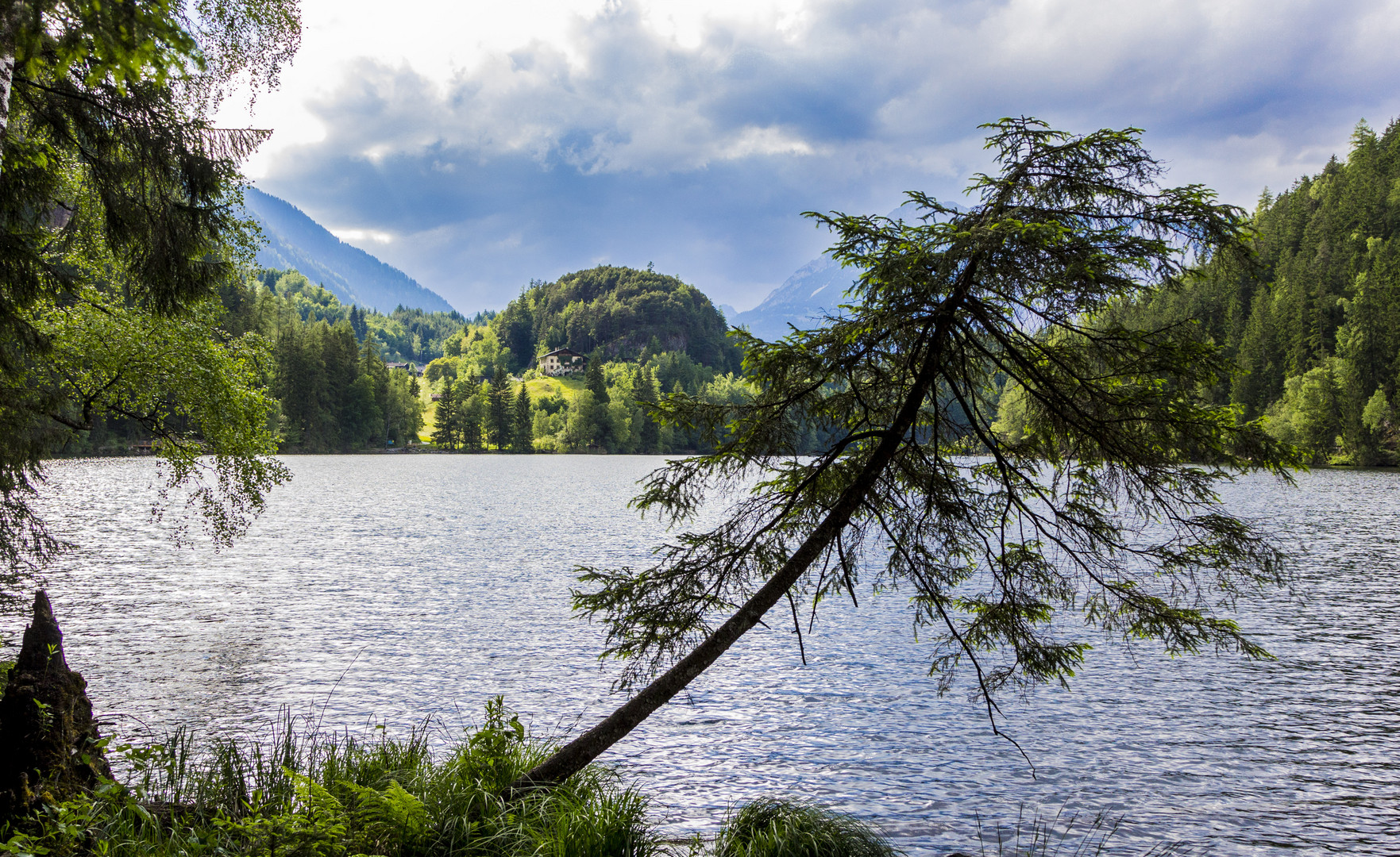 Bergsee mit mit Blick auf Wohnhaus