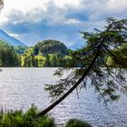 Bergsee mit mit Blick auf Wohnhaus