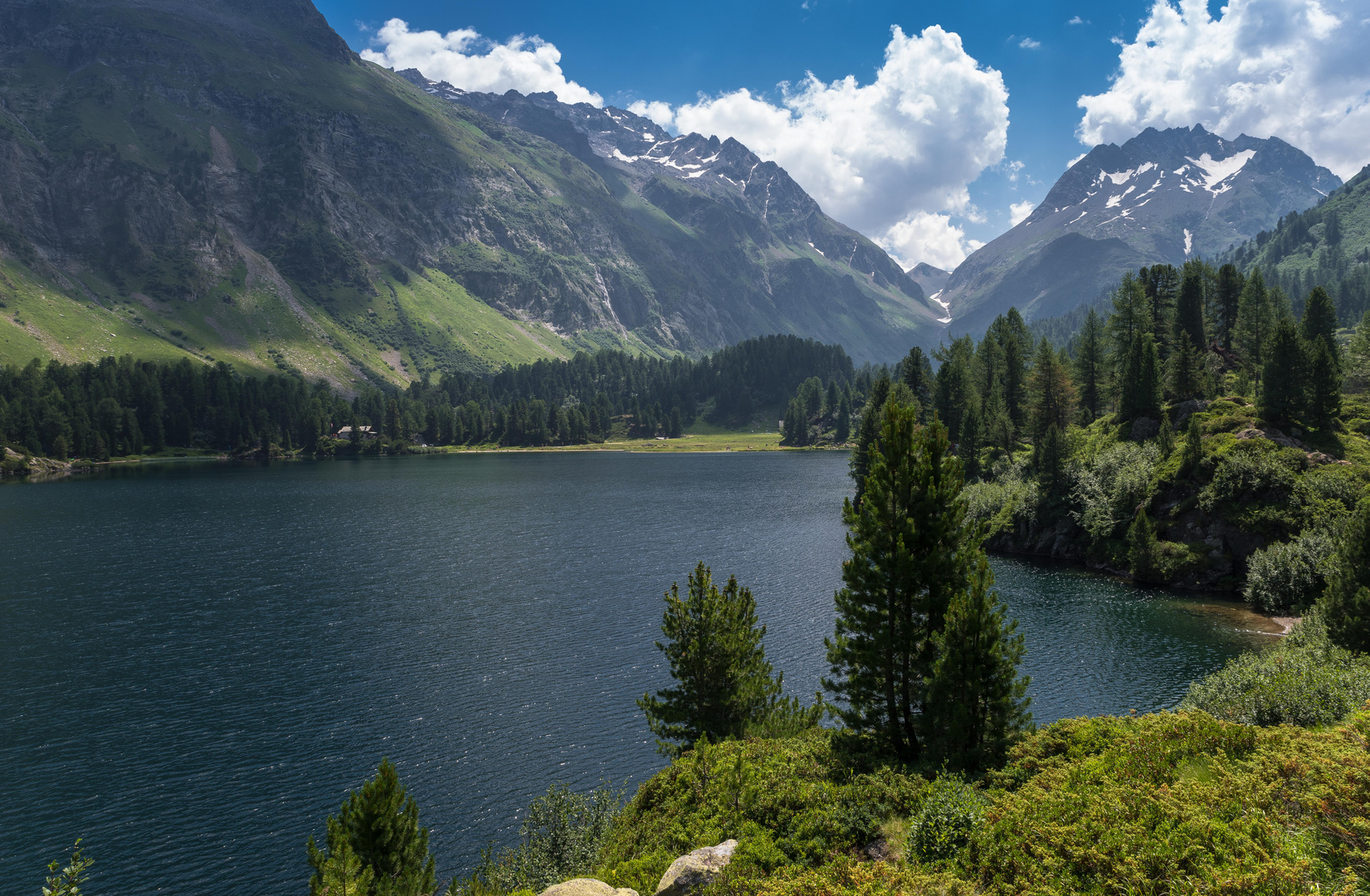 Bergsee mit Wolkentürmen