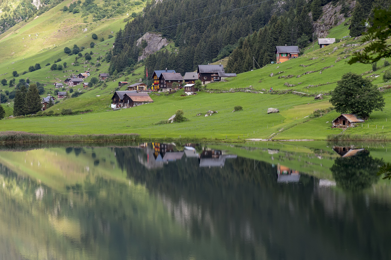 Bergsee und Dorf