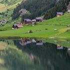 Bergsee und Dorf