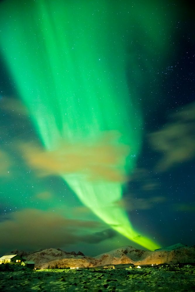 Bergsichten unter Polarlicht Feuer