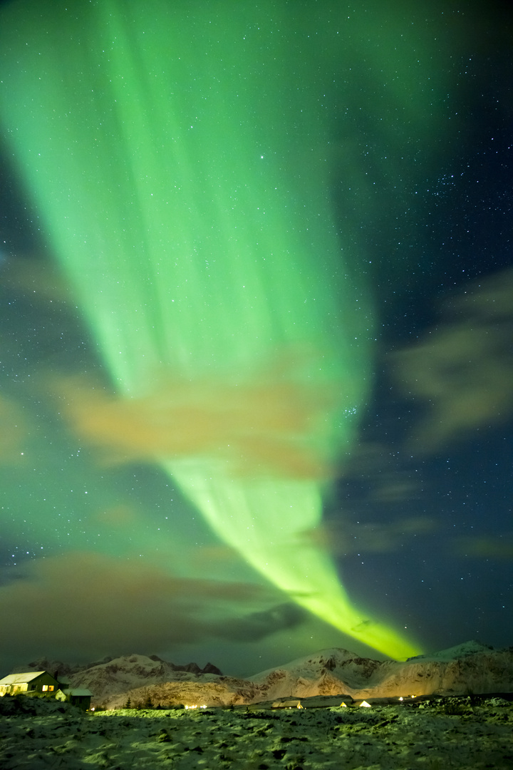 Bergsichten unter Polarlicht Feuer