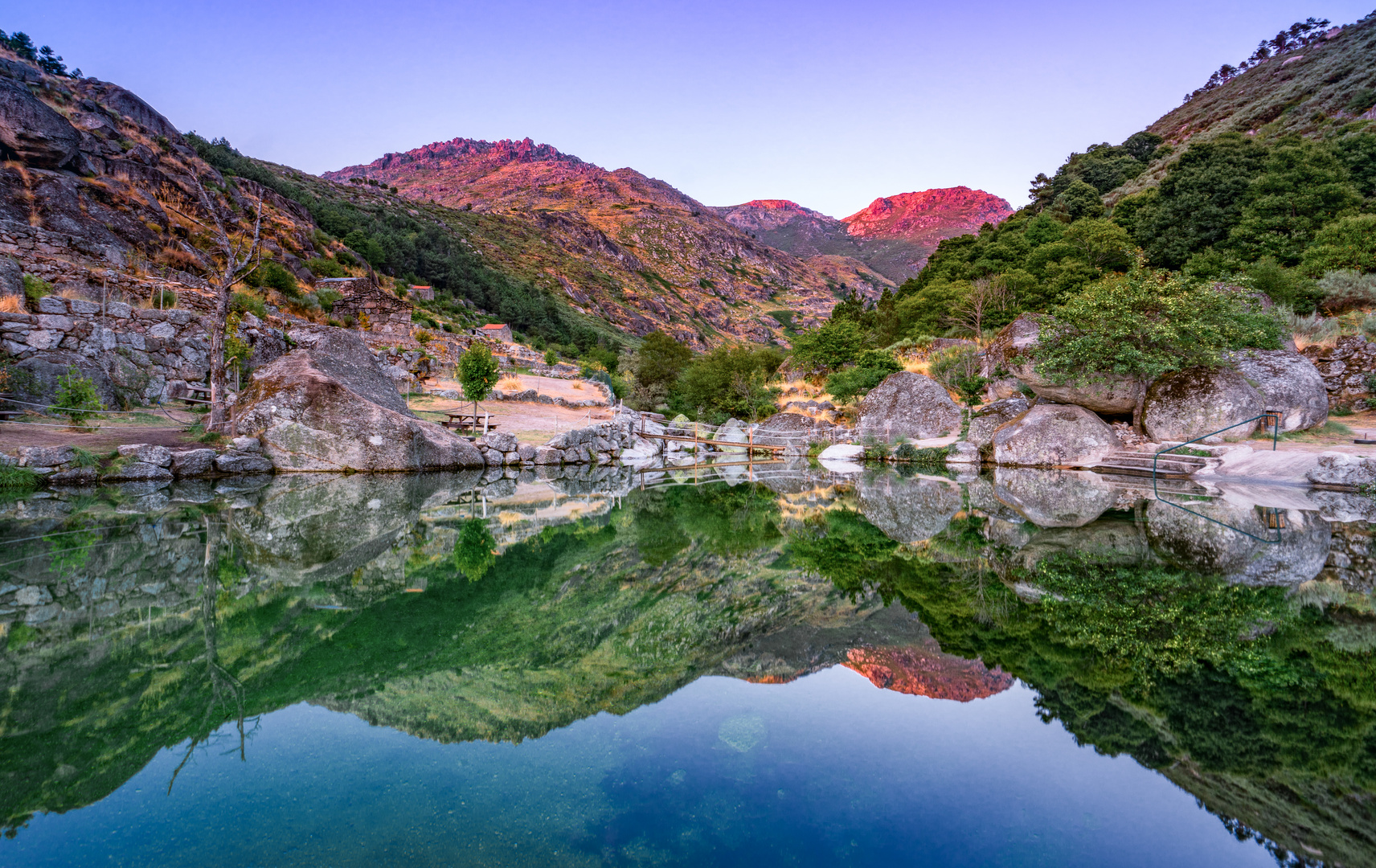 Bergspiegelung im Wasser (Serra da Estrela Portugal)