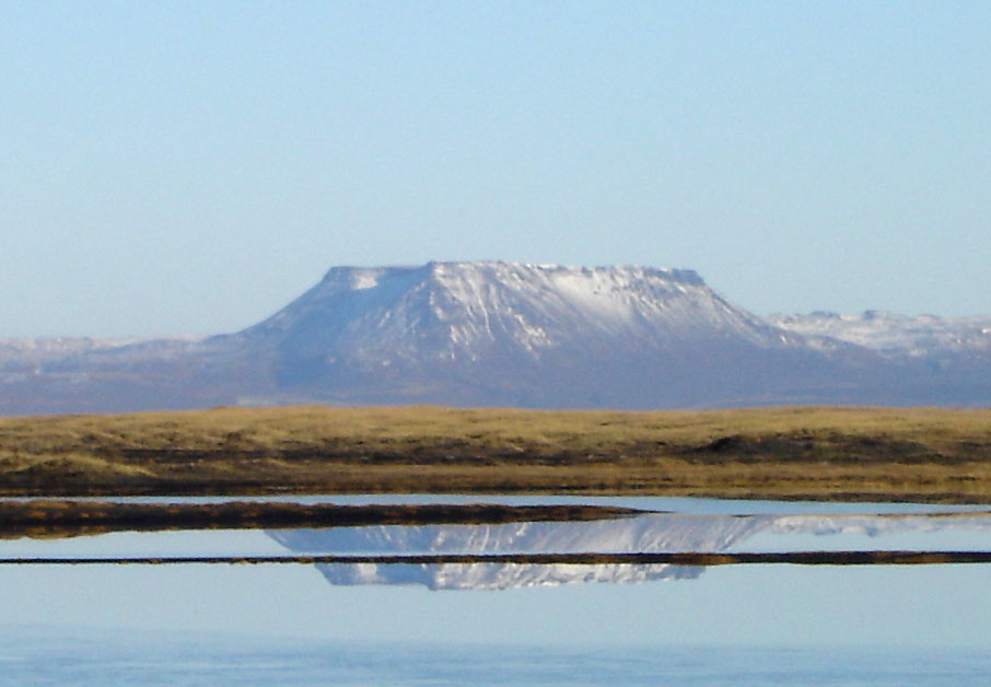 Bergspiegelung in der Nähe von Asbyrgi