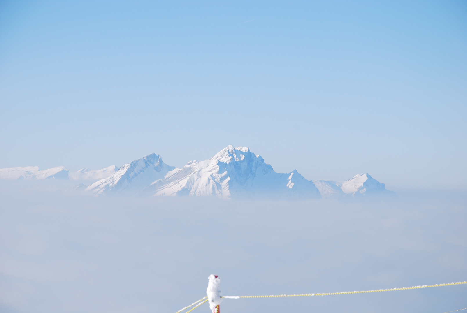 (berg)spitze aus wolke