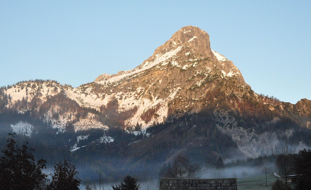 Bergspitze im Sonnenschein