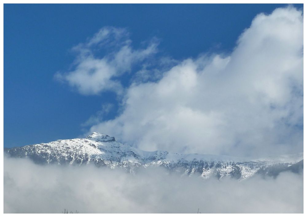 bergspitze mit schnee im nebel