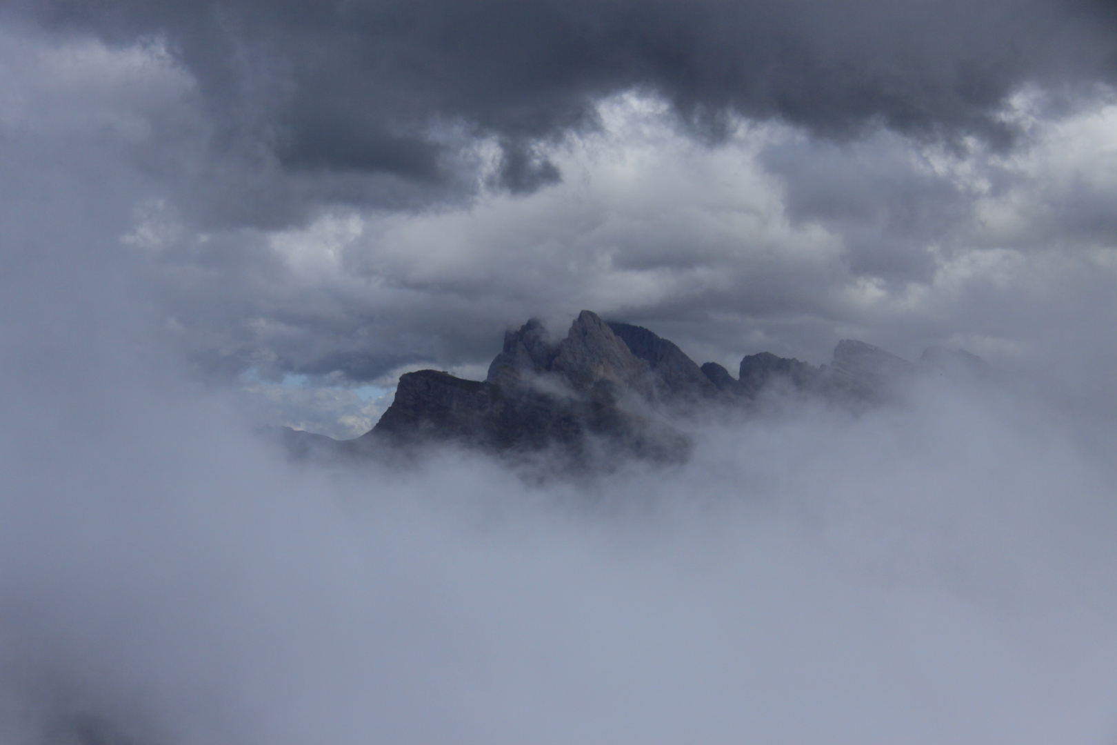 *Bergspitzen in Wolken versteckt*