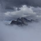 *Bergspitzen in Wolken versteckt*