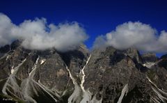 Bergspitzen unter Wolken