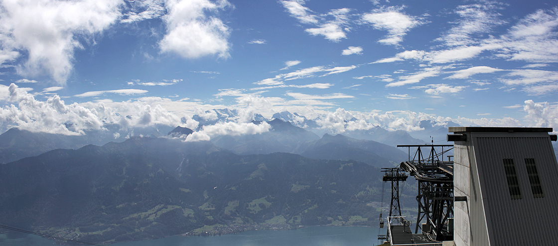 Bergstation und Wolken