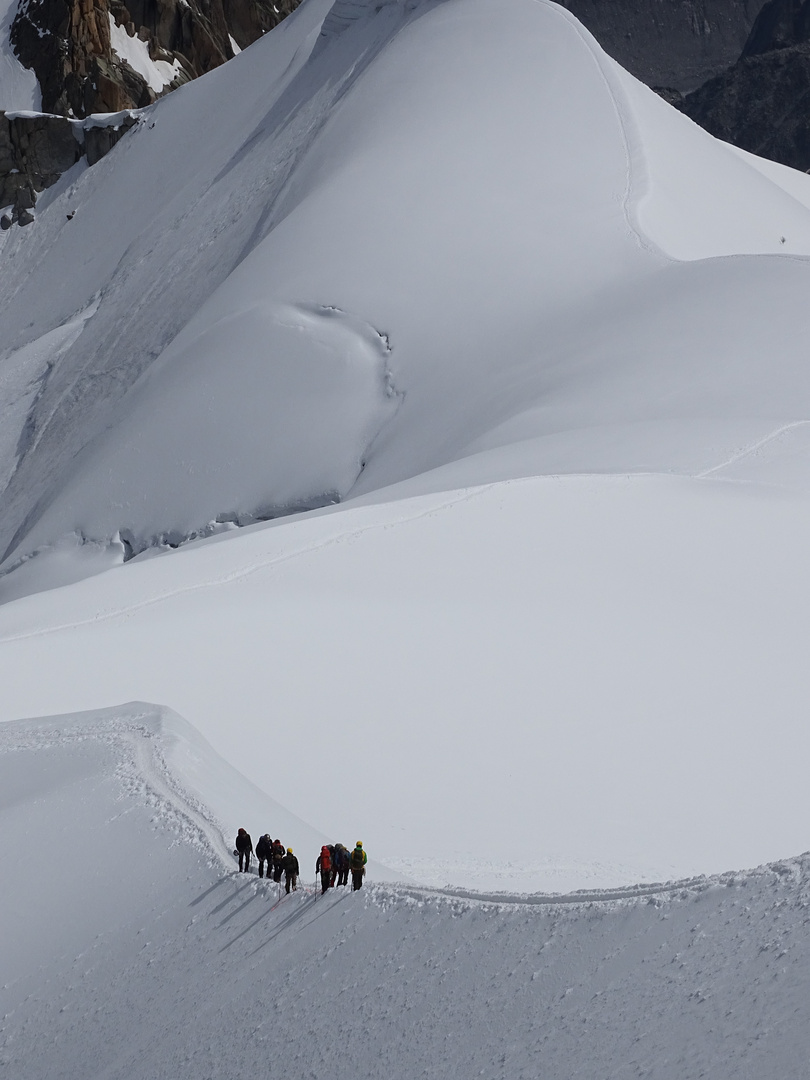 Bergsteiger am L`Aiguille Du Midi