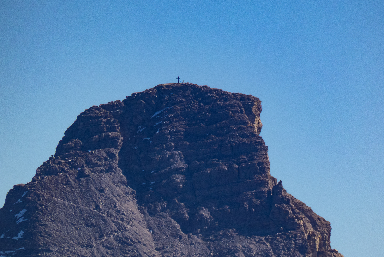 Bergsteiger auf dem Hochvogel Gipfel, vom Nebelhorn aus gesehen