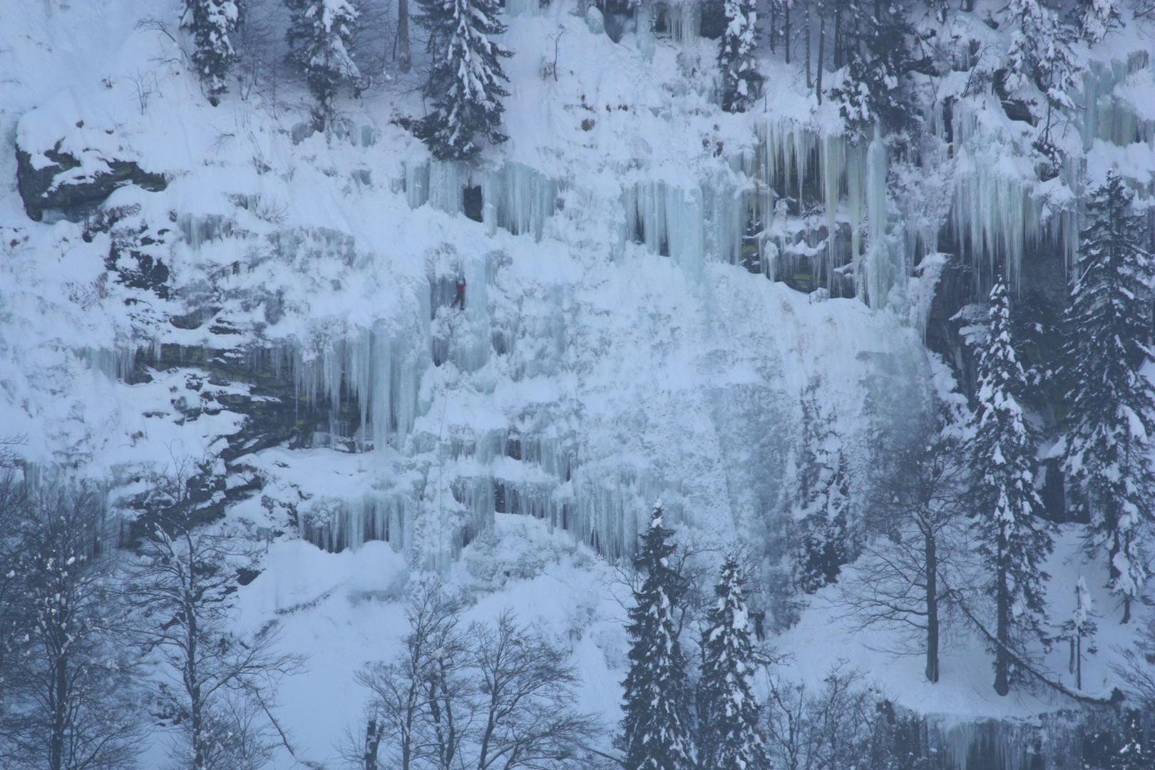 Bergsteiger beim klettern an der Gletscherwand