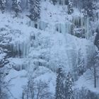 Bergsteiger beim klettern an der Gletscherwand