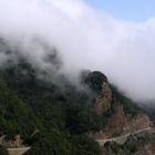 Bergstraße durch die Wolken