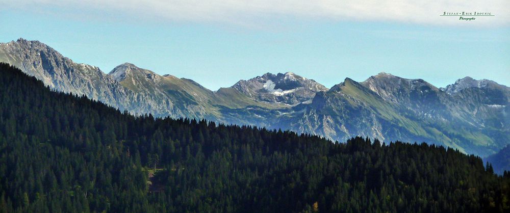 "Bergtour Grünten gezoomter Weitblick von der Schwende Alpe"