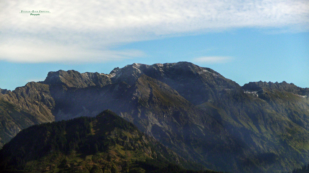 "Bergtour Grünten gezoomter Weitblick von der Schwende Alpe"