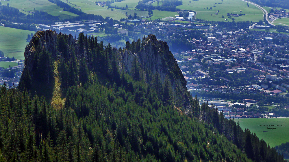 "Bergtour Grünten mit Blick auf Sonthofen am Rundfunkturm"