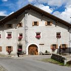 Bergün: Passstrasse, altes Haus und Brunnen