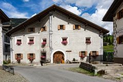 Bergün: Passstrasse, altes Haus und Brunnen