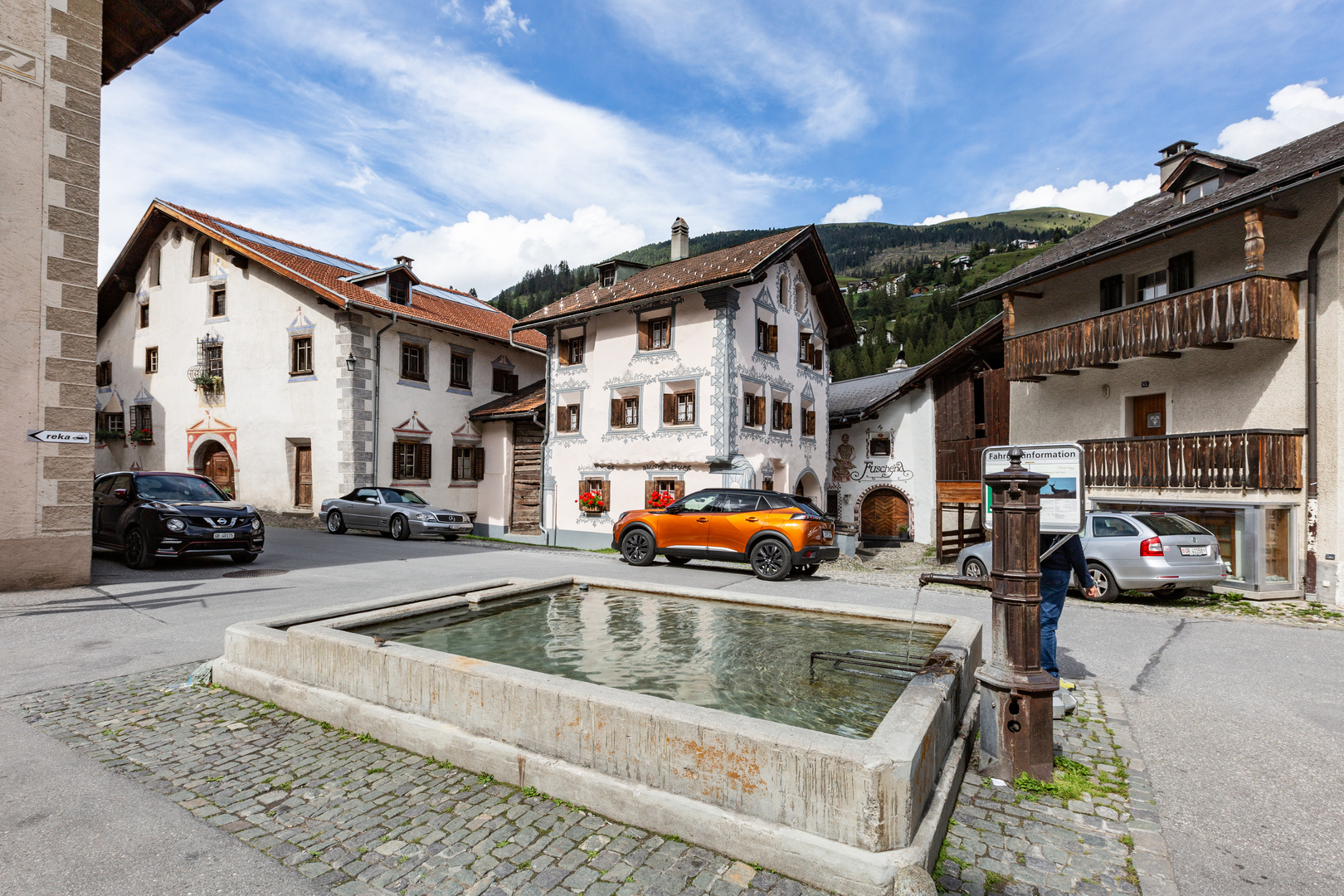 Bergün: Platz mit Brunnen im Unterdorf