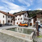 Bergün: Platz mit Brunnen im Unterdorf