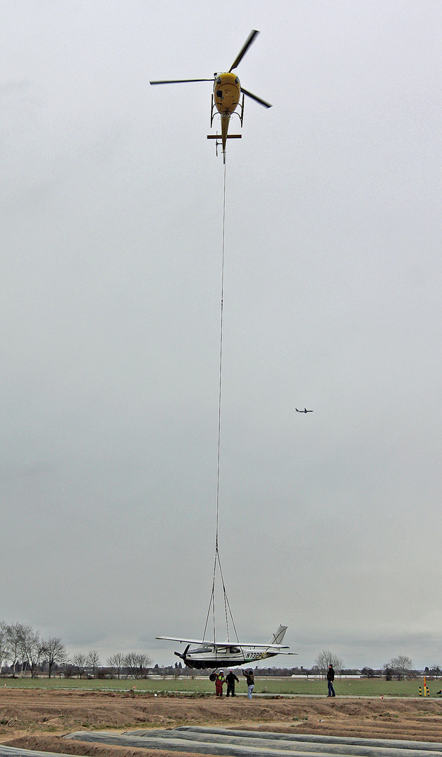Bergung einer Cessna -1- mit Hubschrauber