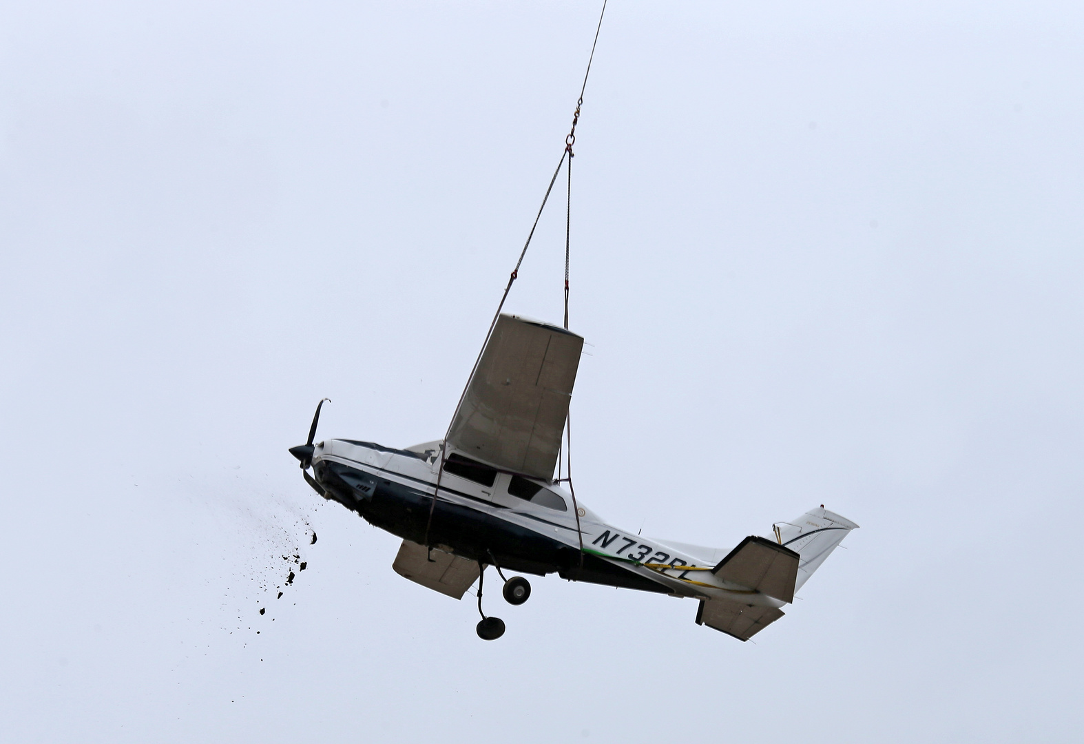 Bergung einer  Cessna -2-  mit Hubschrauber