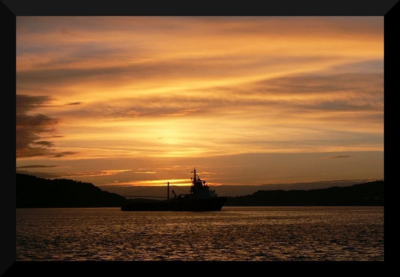 Bergungsschiff bei Sonnenuntergang